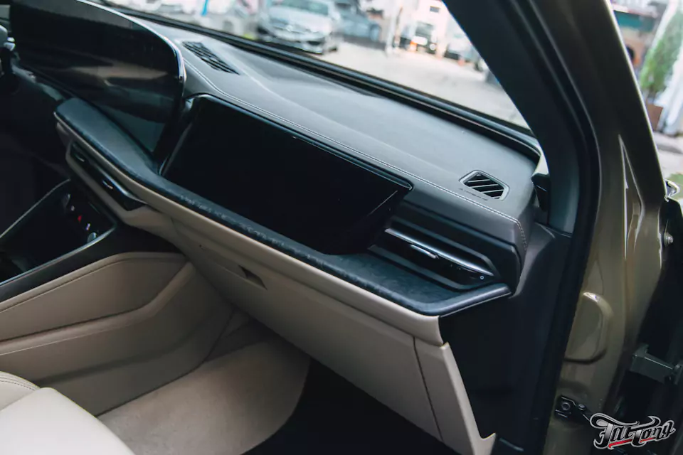 Забронировали Audi Q5 L прозрачным глянцевым полиуретаном, выполнили шумоизоляцию дверей и арок, установили видеорегистратор